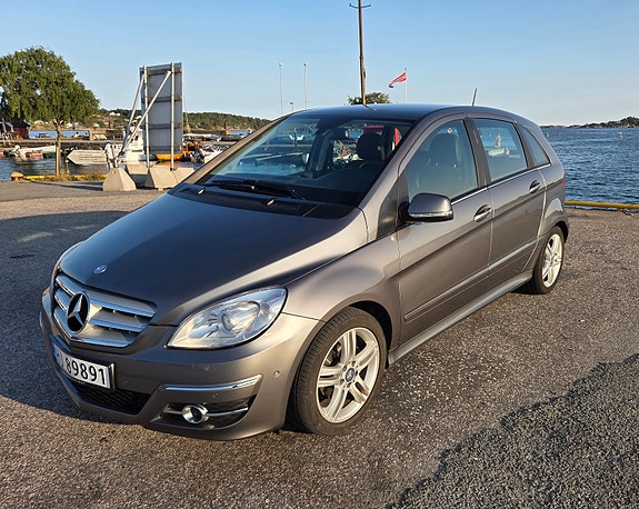 Mercedes-Benz B180 4 of 16