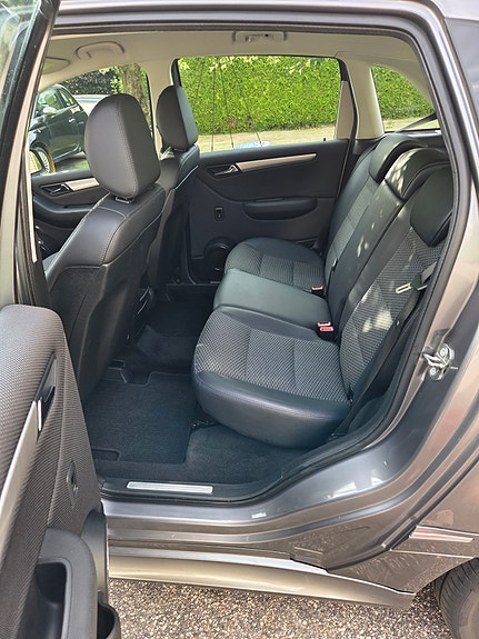 Mercedes-Benz B180 11 of 16