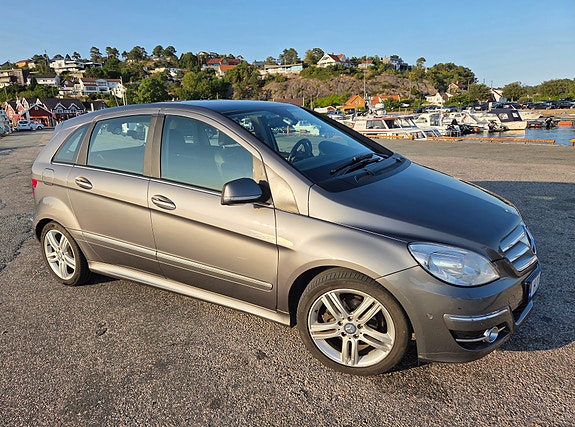 Mercedes-Benz B180 2 of 16