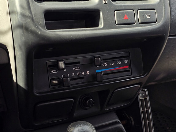 Nissan NP300 12 of 30