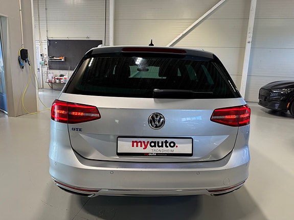 Volkswagen Passat 4 of 27