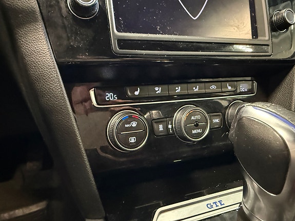 Volkswagen Passat 18 of 27