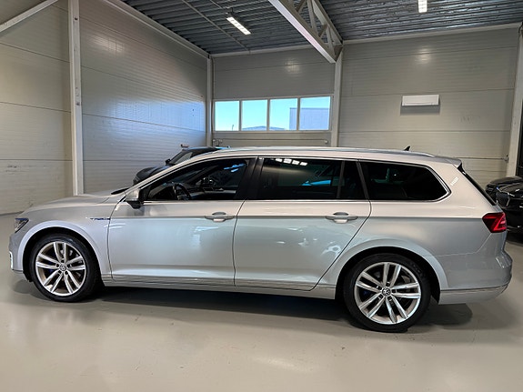 Volkswagen Passat 2 of 27