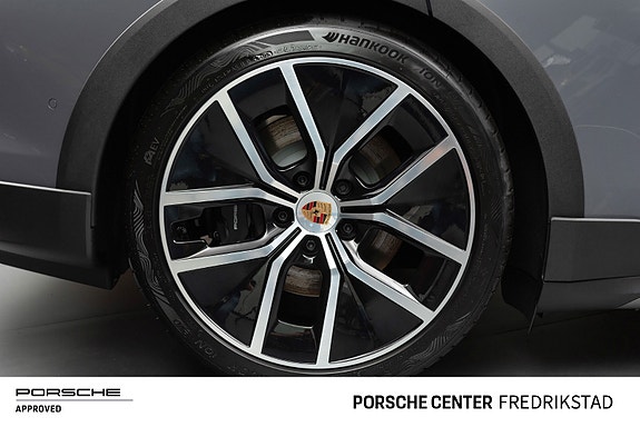 Porsche Taycan Cross Turismo 16 of 30