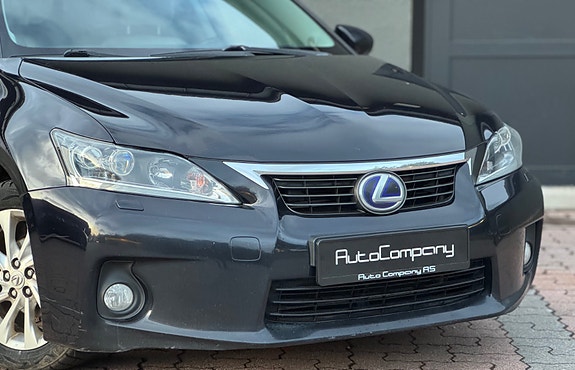 Lexus CT200h 2 of 5