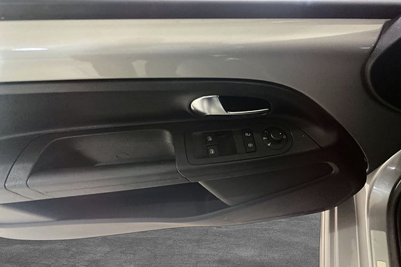 Praktiske vinduskontroller i dørpanel gir enkel betjening.
