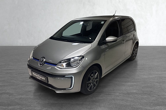 Sporty hjul og distinkt grill gir et friskt utseende.