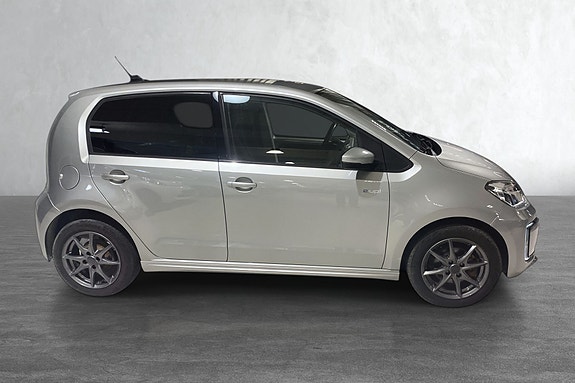 Sideprofil med tonede vinduer og aluminiumsfelger for sporty stil.