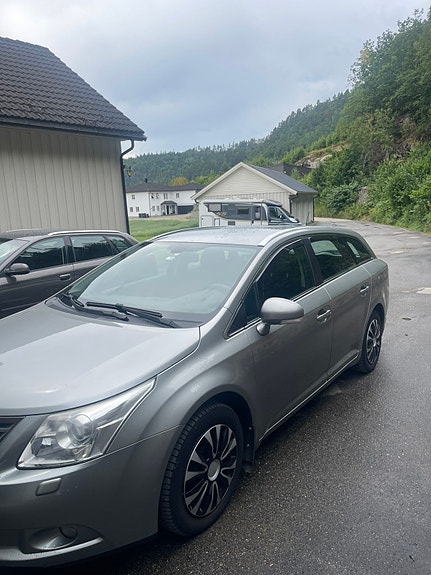 Toyota Avensis 2 of 5