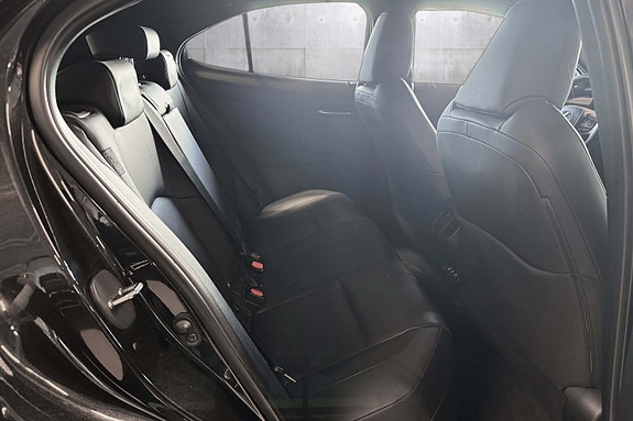 Lexus UX300e 17 of 19