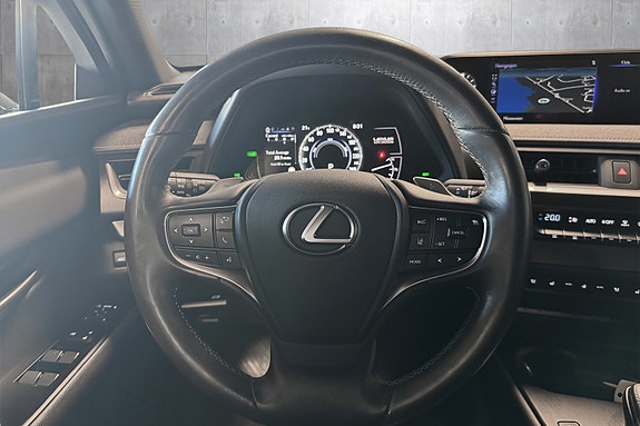 Lexus UX300e 11 of 19