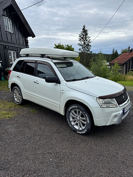 Suzuki Grand Vitara 2 of 5