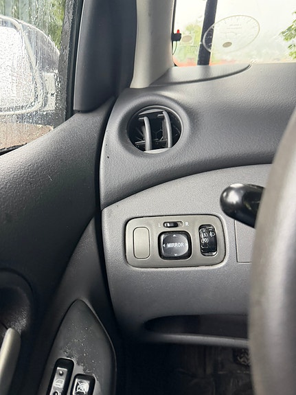 Toyota Yaris 10 of 27