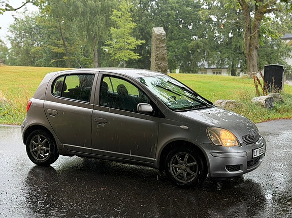 Toyota Yaris 21 of 27