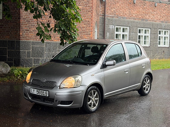 Toyota Yaris 4 of 27