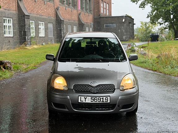 Toyota Yaris 13 of 27
