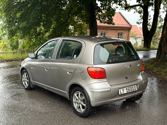Toyota Yaris 8 of 27