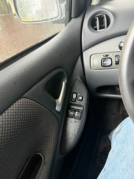 Toyota Yaris 9 of 27
