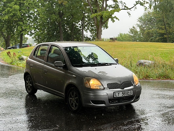 Toyota Yaris 12 of 27