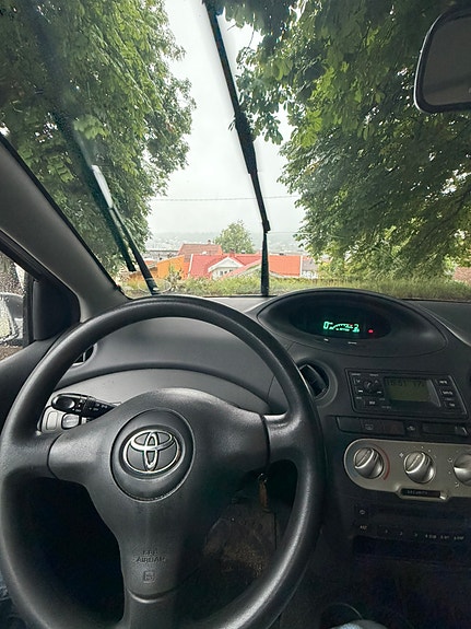 Toyota Yaris 11 of 27