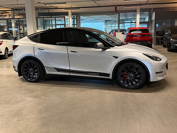 Tesla Model Y 5 of 5