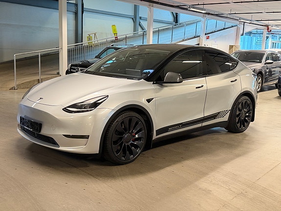 Tesla Model Y 3 of 5