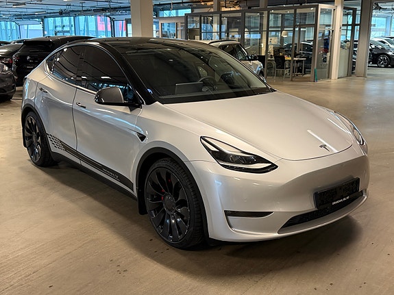 Tesla Model Y 4 of 5