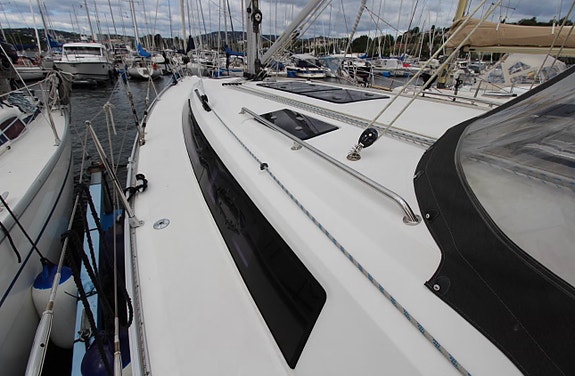 FAMILIEFAVORITT: BAVARIA 37 CRUISER – 3 lugarer – Masse utstyr – GI BUD! 8 of 24