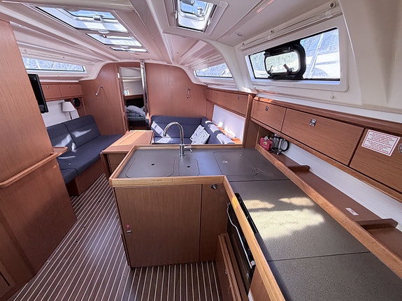 FAMILIEFAVORITT: BAVARIA 37 CRUISER – 3 lugarer – Masse utstyr – GI BUD! 12 of 24