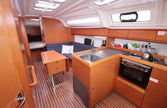 FAMILIEFAVORITT: BAVARIA 37 CRUISER – 3 lugarer – Masse utstyr – GI BUD! 9 of 24