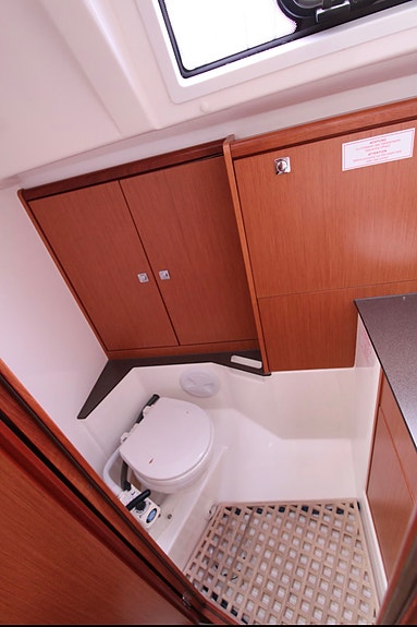 FAMILIEFAVORITT: BAVARIA 37 CRUISER – 3 lugarer – Masse utstyr – GI BUD! 16 of 24