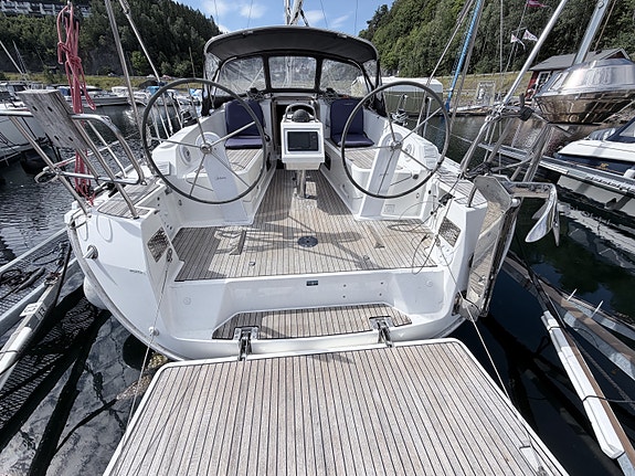 FAMILIEFAVORITT: BAVARIA 37 CRUISER – 3 lugarer – Masse utstyr – GI BUD! 4 of 24