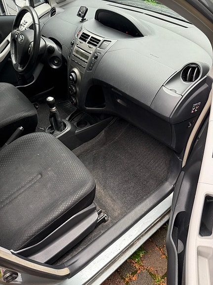 Toyota Yaris 6 of 8