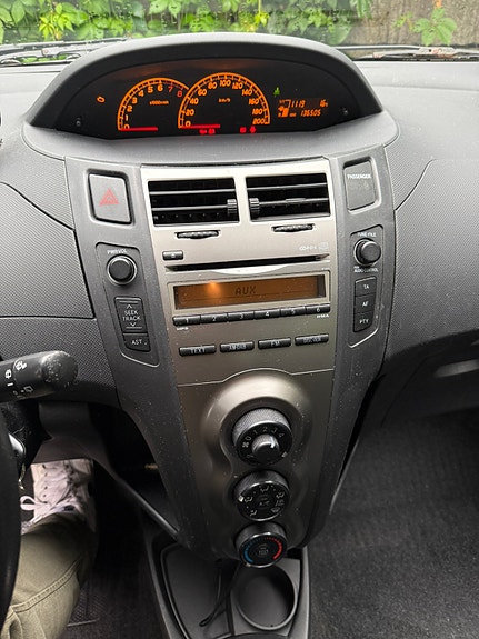 Toyota Yaris 4 of 8