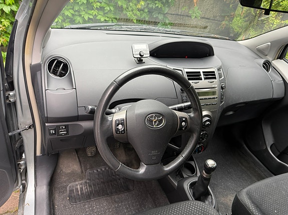 Toyota Yaris 3 of 8