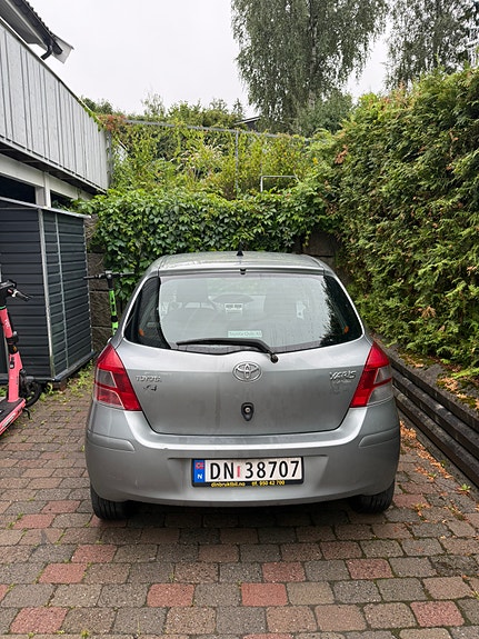 Toyota Yaris 2 of 8