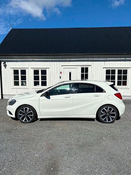 Mercedes-Benz A180 2 of 5