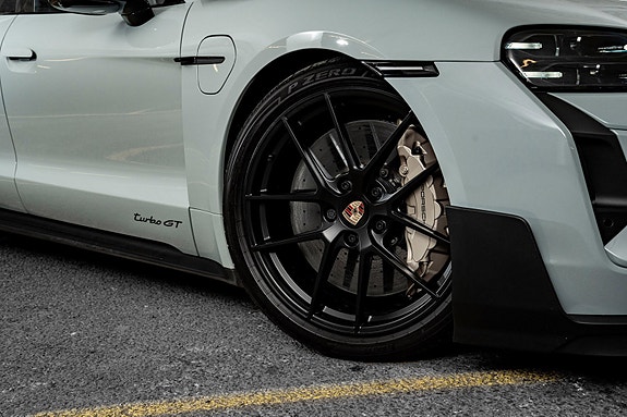Porsche Taycan 24 of 30