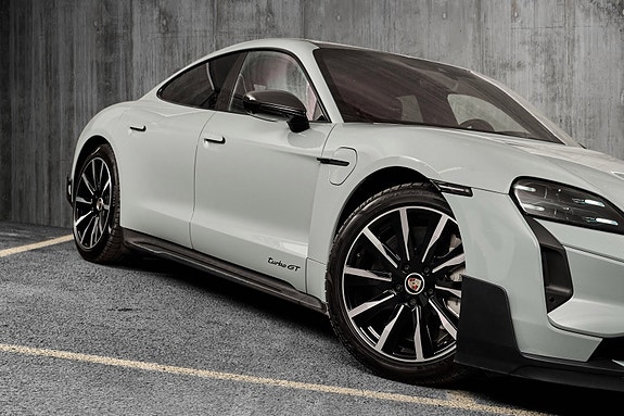Porsche Taycan 9 of 30