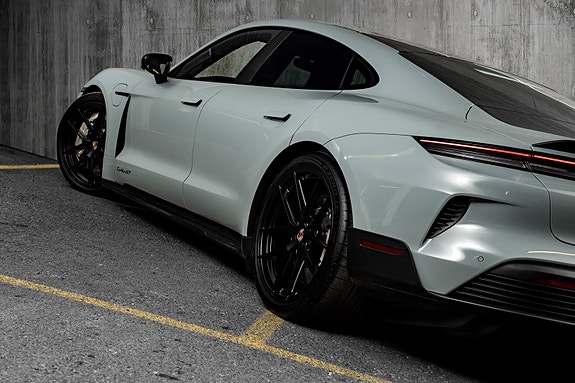 Porsche Taycan 19 of 30