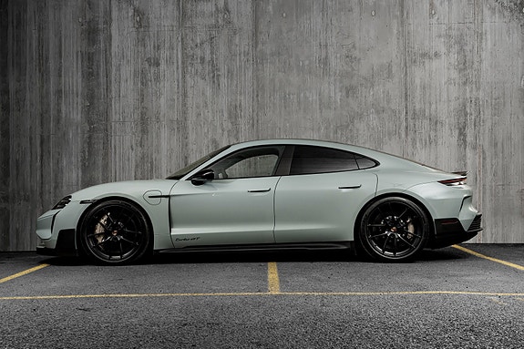 Porsche Taycan 3 of 5