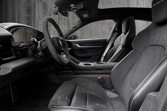 Porsche Taycan 28 of 30