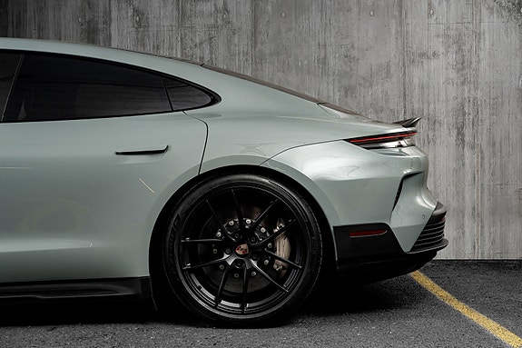 Porsche Taycan 13 of 30