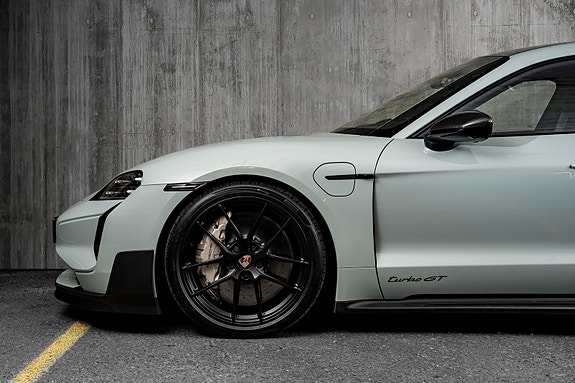 Porsche Taycan 12 of 30