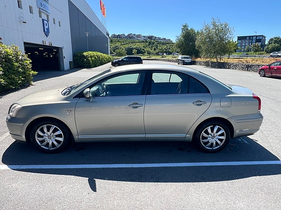 Toyota Avensis 2 of 8