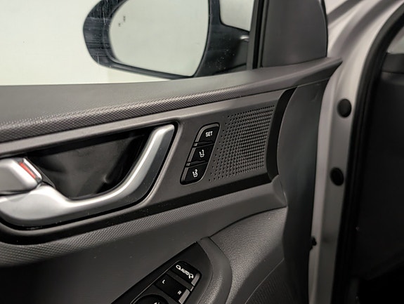 Hyundai IONIQ 12 of 25