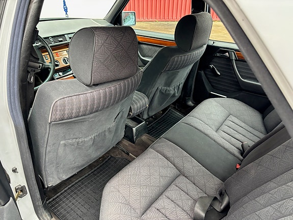 Mercedes-Benz E300 12 of 30