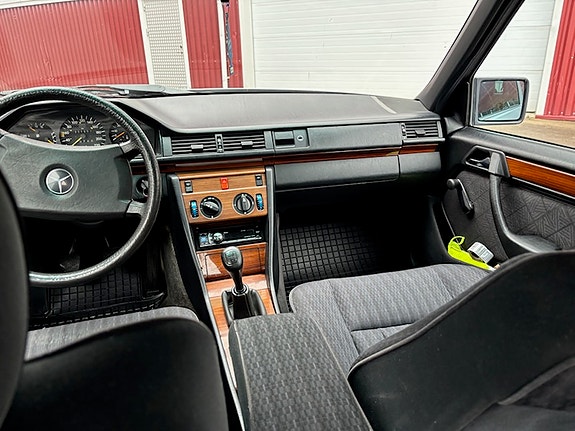 Mercedes-Benz E300 16 of 30