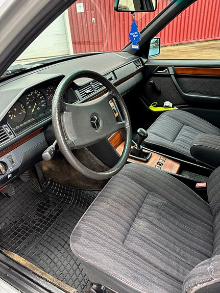 Mercedes-Benz E300 13 of 30
