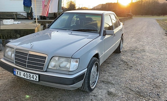 Mercedes-Benz E300 8 of 30